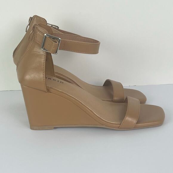 Torrid Wedge Sandals Size 7.5 Wide Tan Nude Faux Leather Strappy Zip Back Heel - Picture 2 of 9